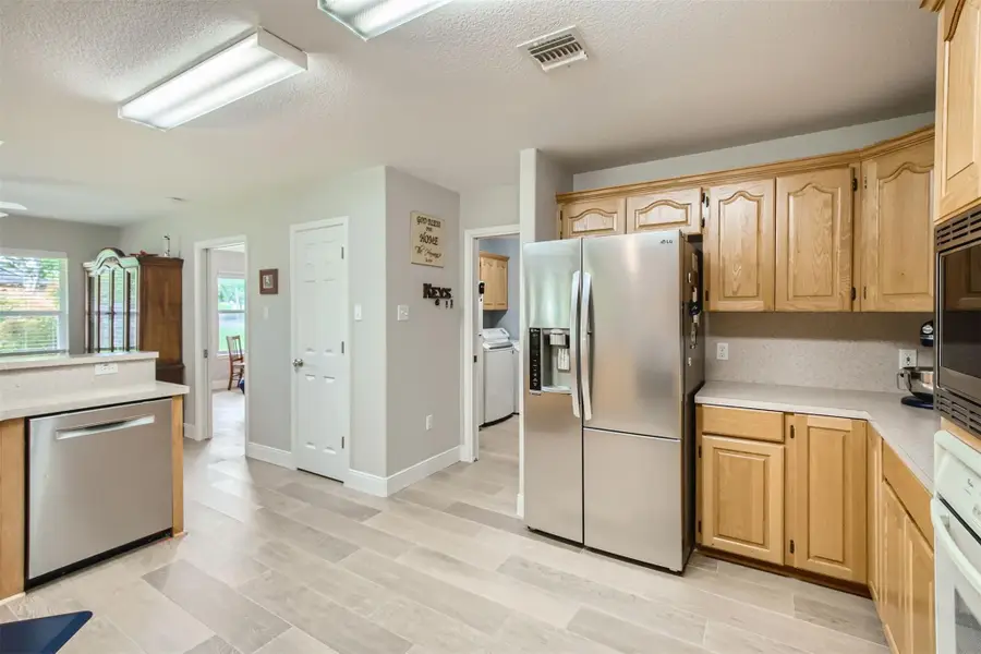 331 W Nolte St, Seguin, TX 78155 - #2