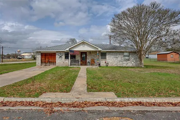 311 Klesel St, Schulenburg, TX 78956