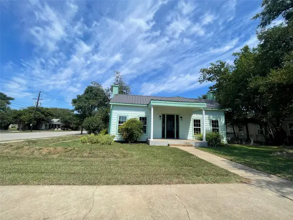 201 E 6th St, Lampasas, TX 76550