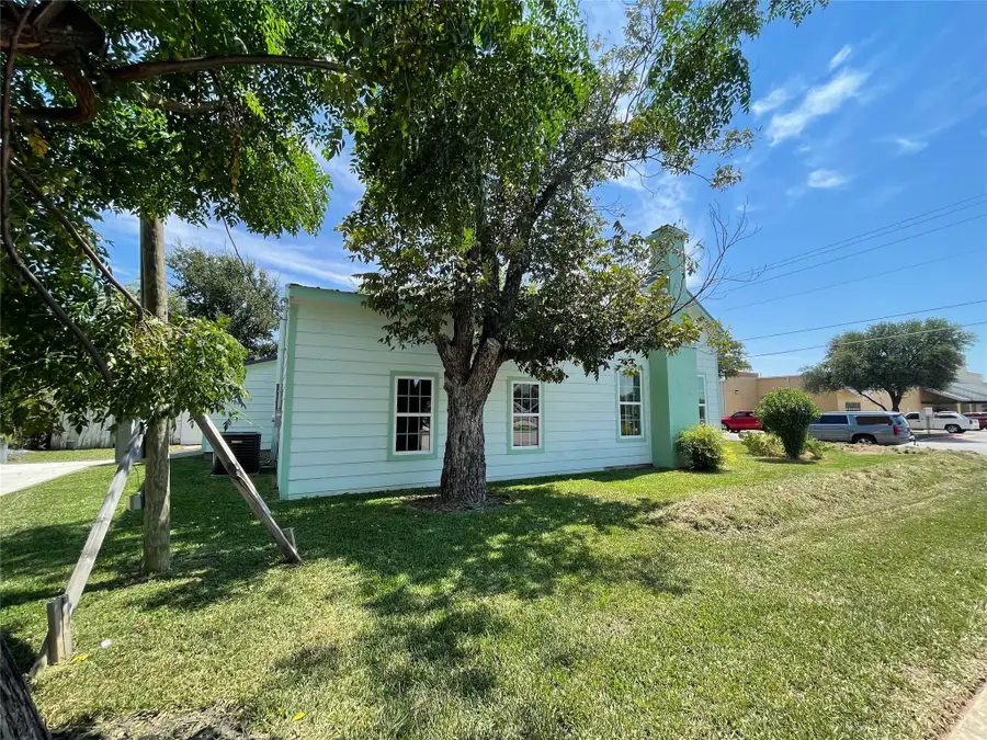 201 E 6th St, Lampasas, TX 76550 - #3