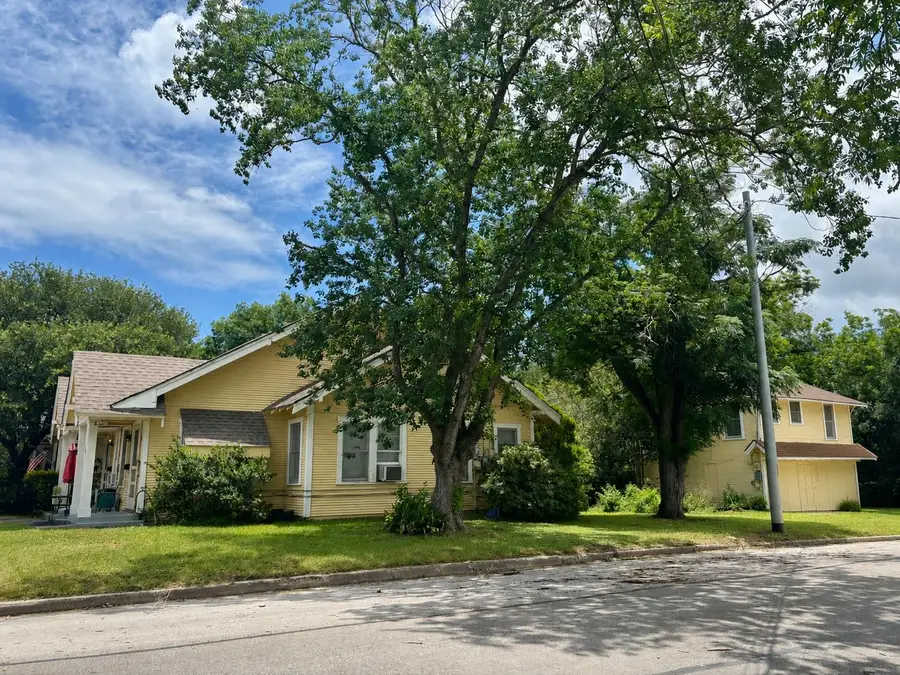 803 Elm St, Seguin, TX 78155 - #3
