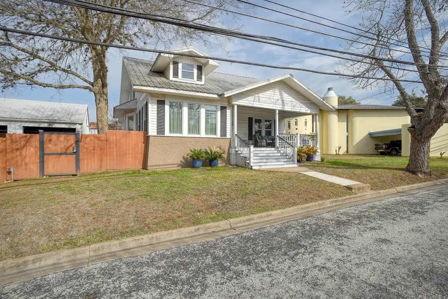 338 W Crockett St, La Grange, TX 78945 - #2