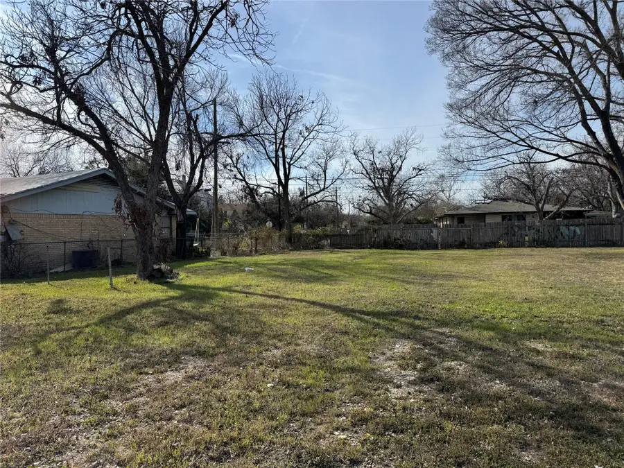 601 W 11th St, Taylor, TX 76574 - #2