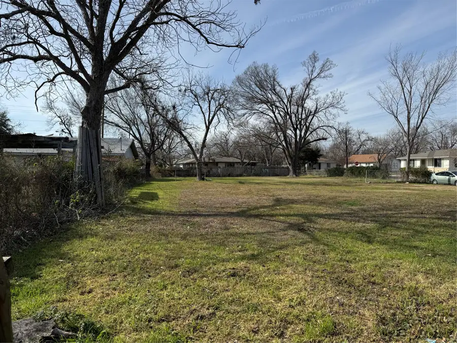 601 W 11th St, Taylor, TX 76574 - #3