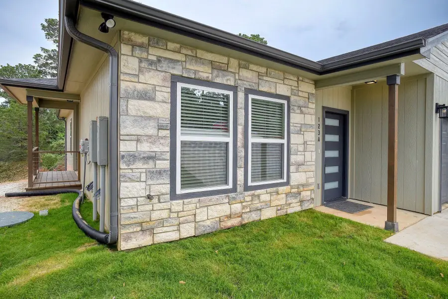 123 S Kanaio Dr, Bastrop, TX 78602 - #2