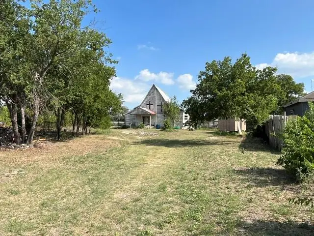 203 W Cherry St, Lometa, TX 76853 - #2