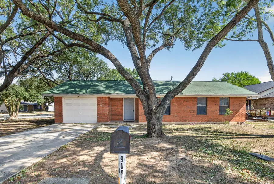 900 Crockett St, Lockhart, TX 78644 - #2