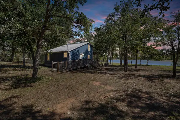 131 Moccasin Bend Dr, Smithville, TX 78957
