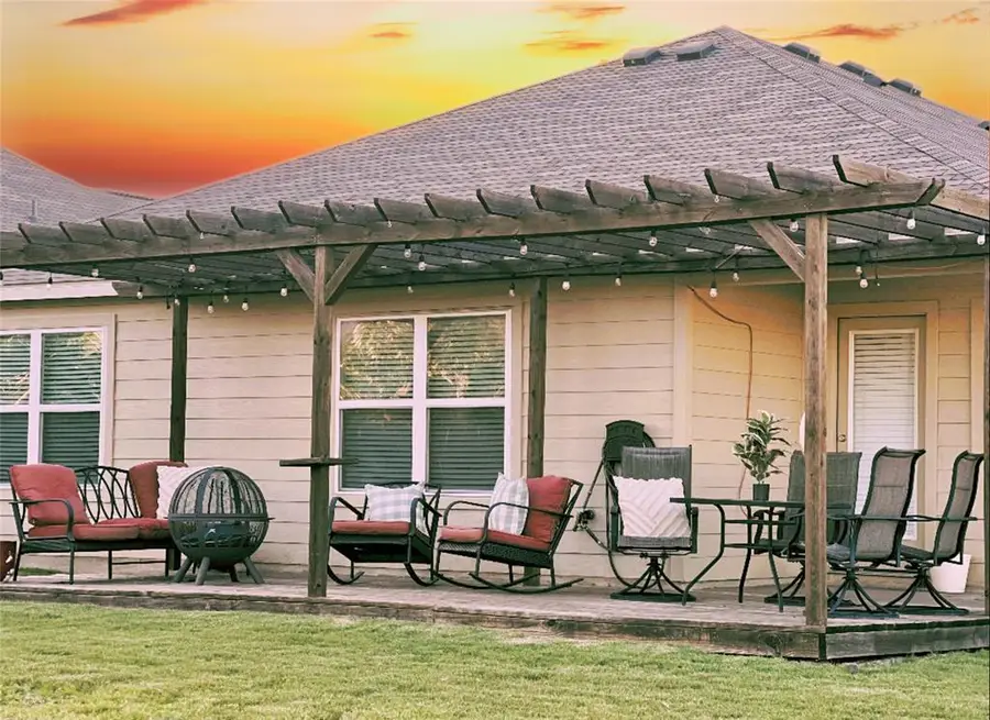 527 N Hendelson Ln, Hutto, TX 78634 - #2