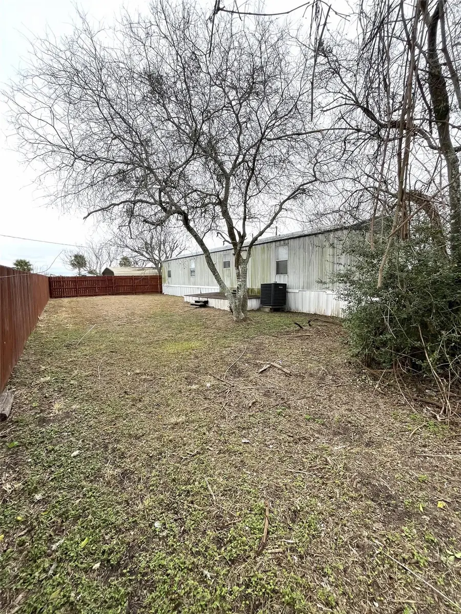 104 S Peach St, Seadrift, TX 77983 - #2