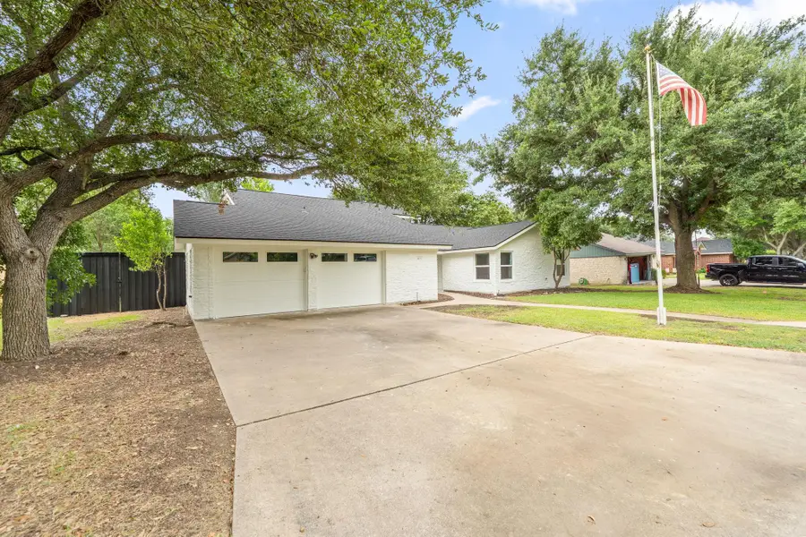 1403 Stone Ridge Dr, Taylor, TX 76574 - #2