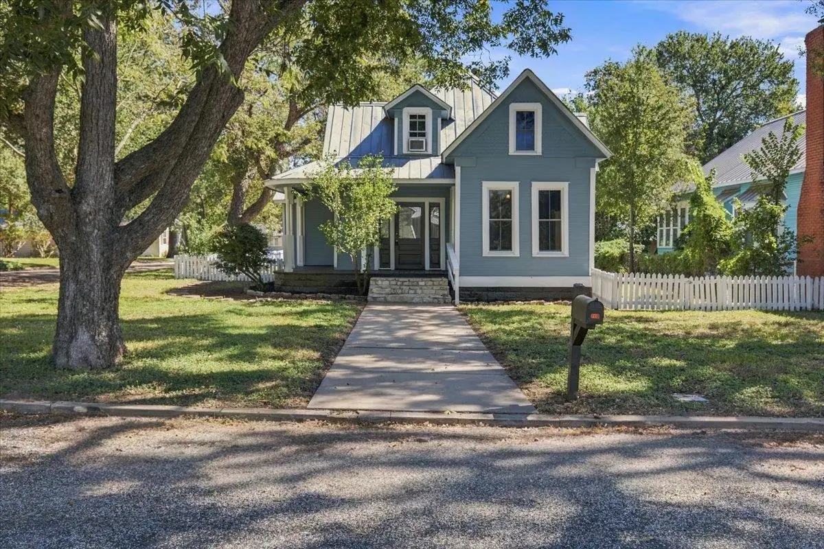 710 Gresham St, Smithville, TX 78957 - #1