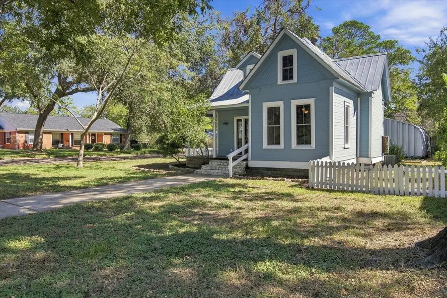 710 Gresham St, Smithville, TX 78957 - #3