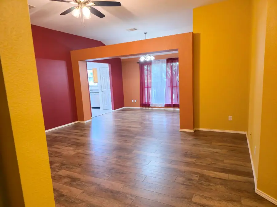 211 Valley Run Trl, Elgin, TX 78621 - Image #2