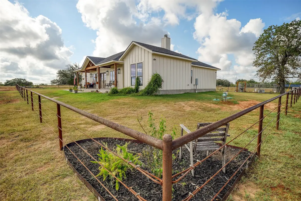 3553 Hunt Ln, Waelder, TX 78959 - Image #1