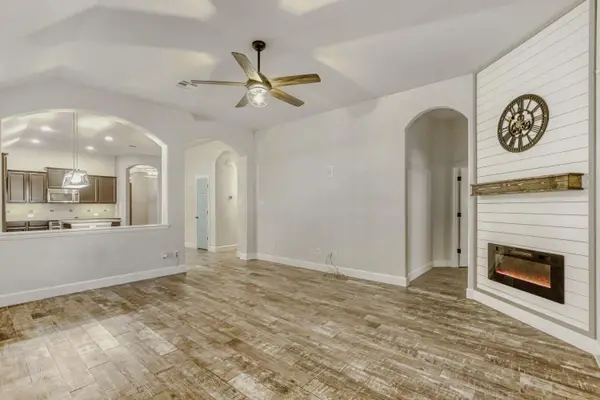 1813 Chimney Dr, Leander, TX 78641