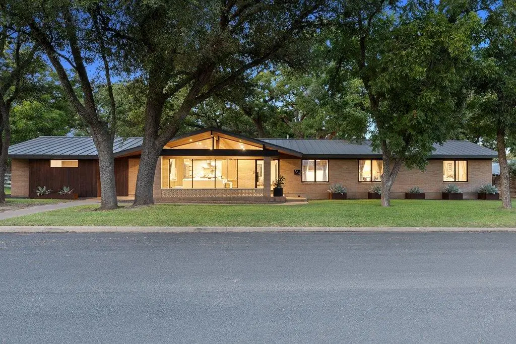 806 W Schubert St, Fredericksburg, TX 78624 - #1