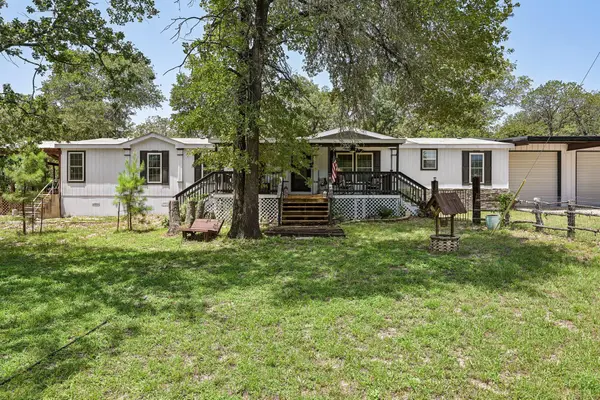 541 Hidden Oaks Dr, Elgin, TX 78621