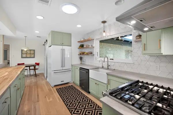 2104 Four Oaks Ln, Austin, TX 78704