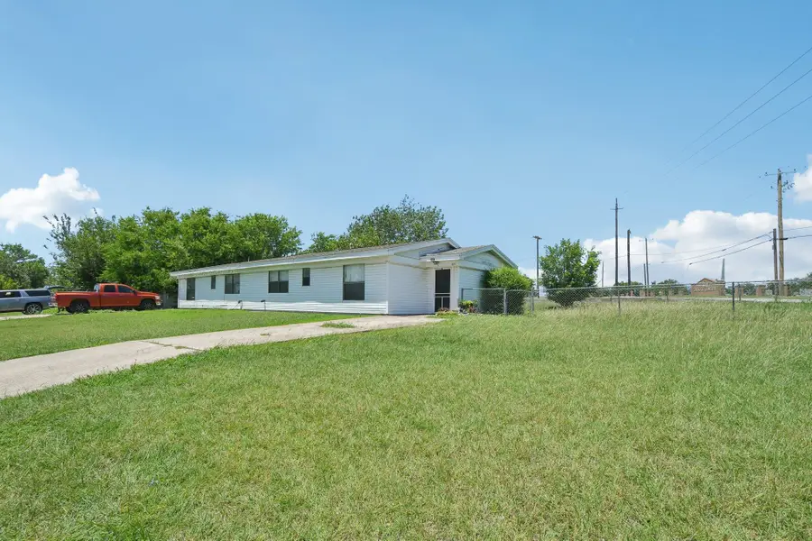 525 Lenora Dr, Taylor, TX 76574 - #2