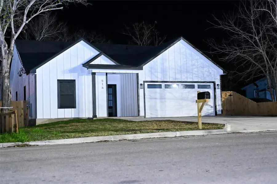 516 N Hackberry Ave, Luling, TX 78648 - Image #2