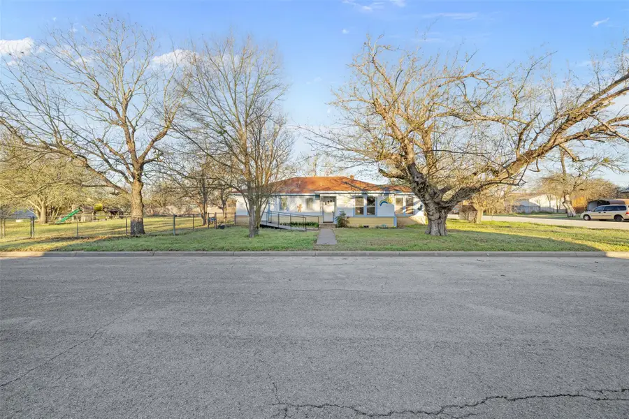 631 S Harris St, Giddings, TX 78942 - Image #2