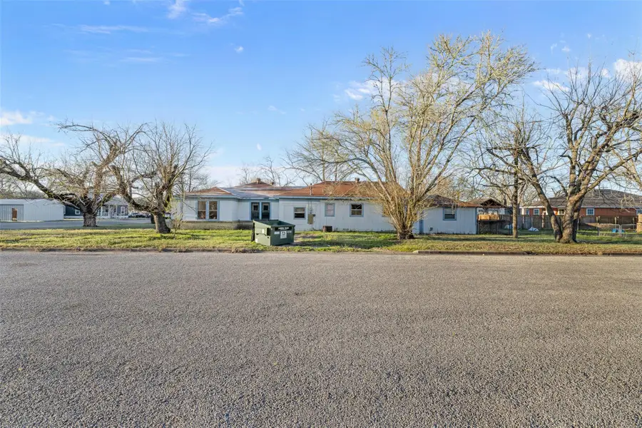 631 S Harris St, Giddings, TX 78942 - Image #3