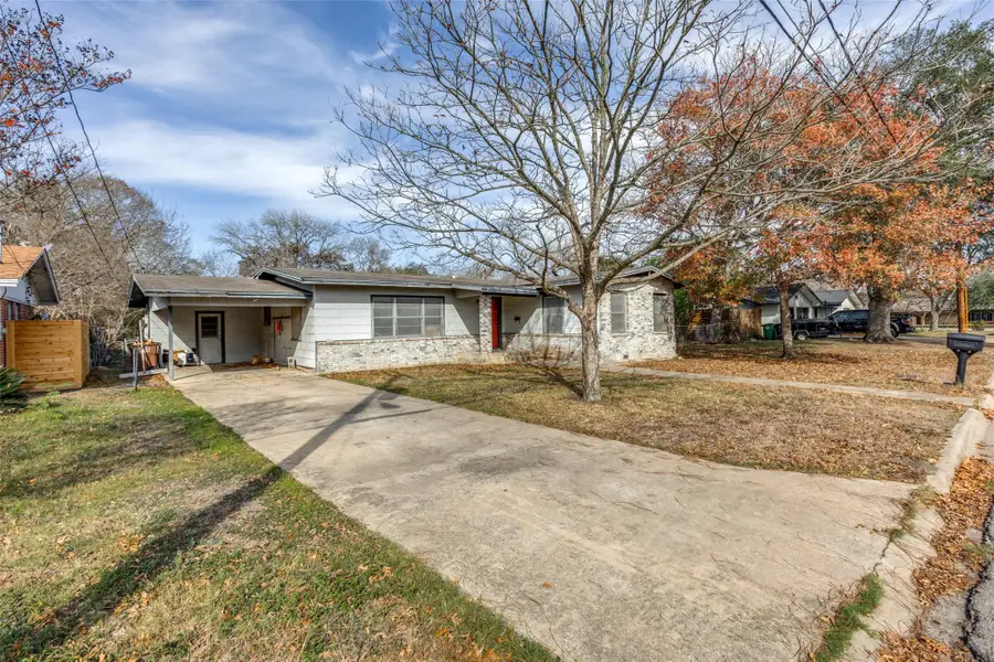 705 Campbell St, Lockhart, TX 78644 - Image #2