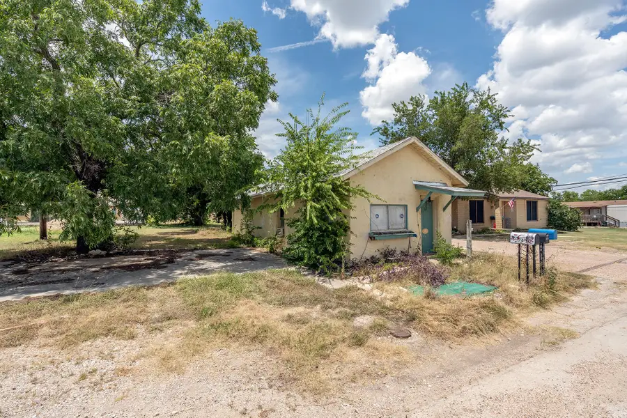 305 E Main St, Florence, TX 76527 - #2