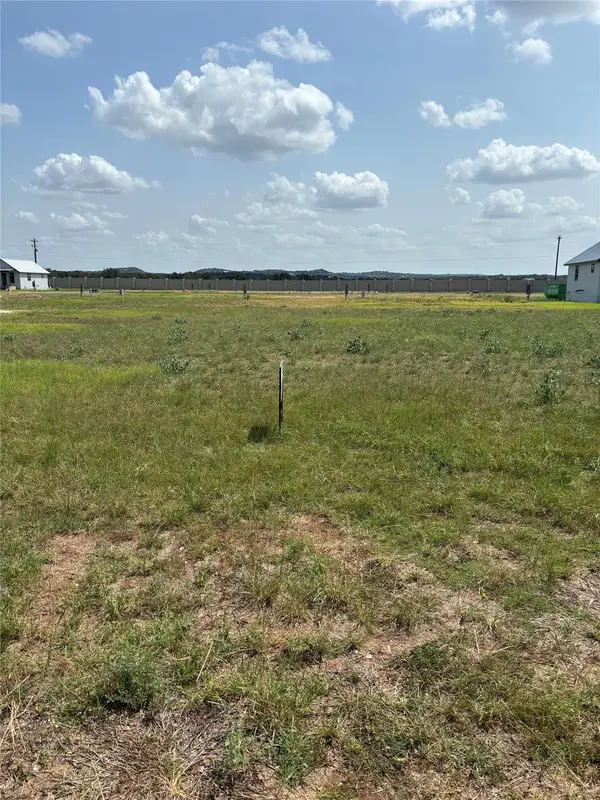 105 E Ogle Ct, Fredericksburg, TX 78624