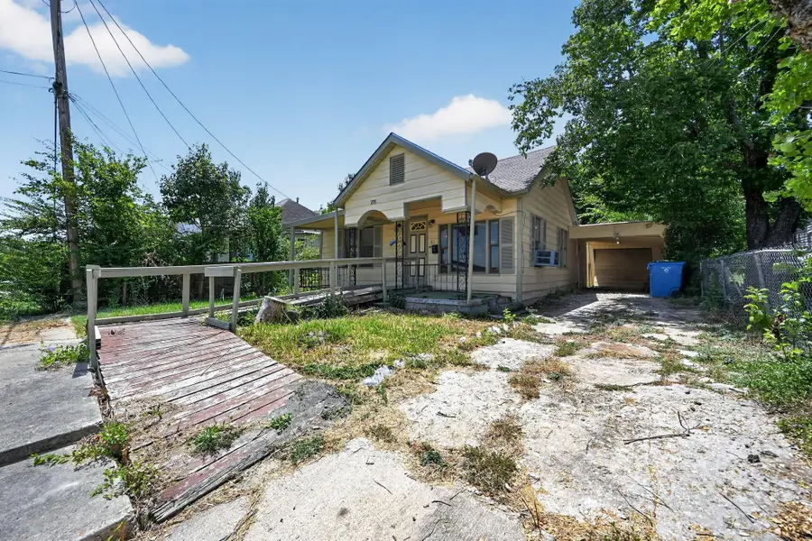 708 Booth St, Taylor, TX 76574 - #2