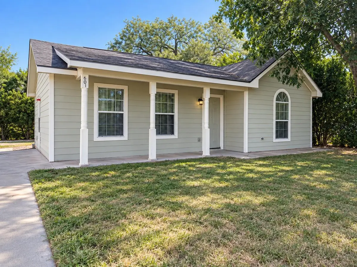 601 Cottonwood St, Lockhart, TX 78644 - #1