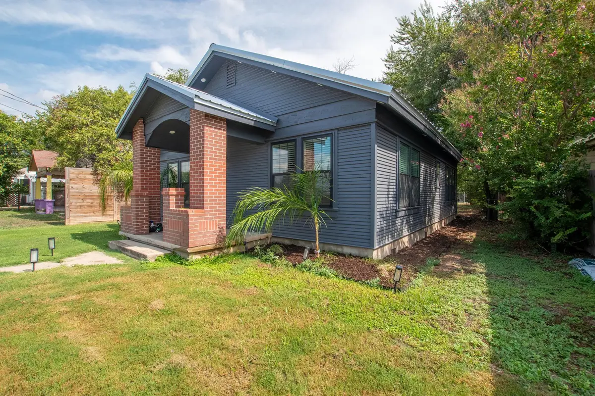 207 S Chestnut St, Lampasas, TX 76550 - #1