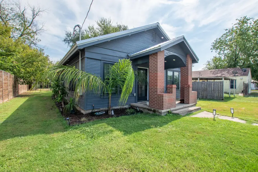 207 S Chestnut St, Lampasas, TX 76550 - #3