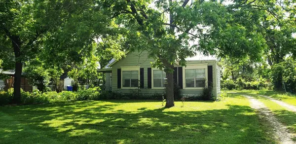 2105 North Dr, Taylor, TX 76574