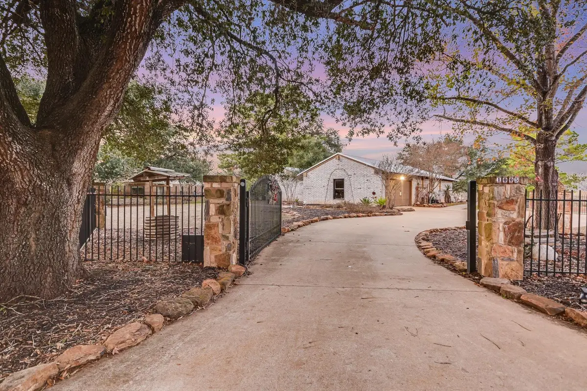 1005 Colorado St, Smithville, TX 78957 - Image #1