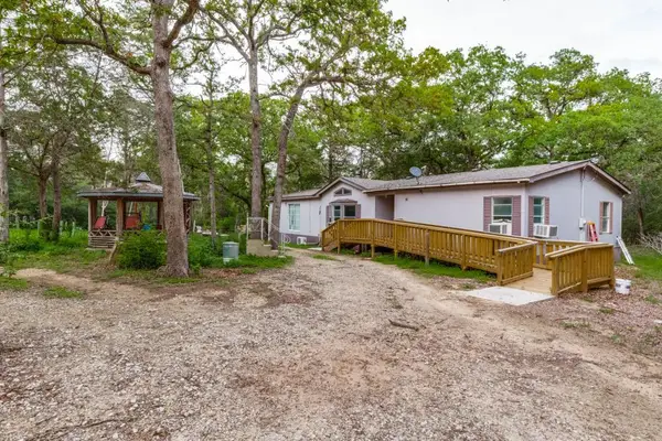 319 Green Oaks Dr, Bastrop, TX 78602