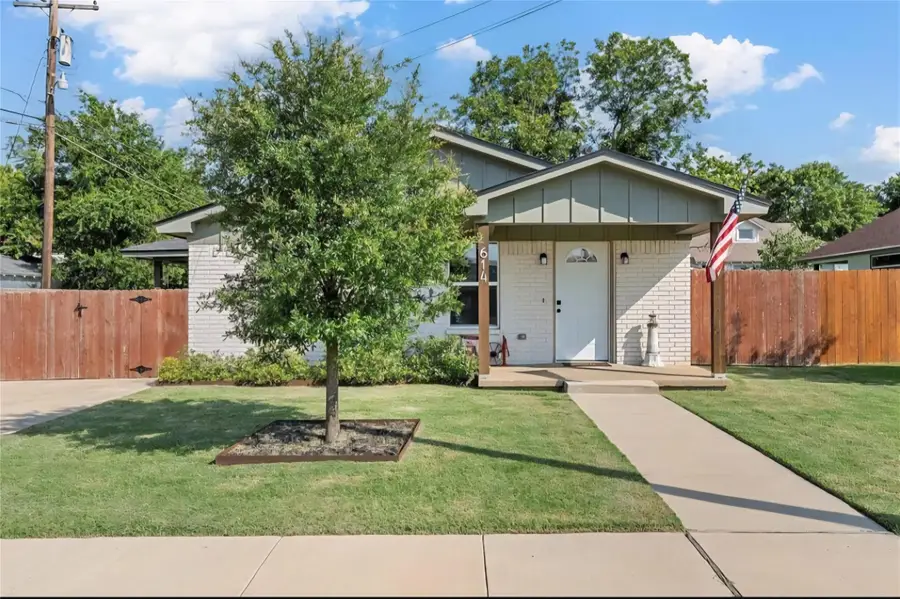 614 W 3rd St, McGregor, TX 76657 - Image #2