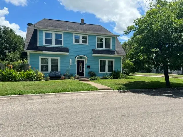 215 W 7th St, Taylor, TX 76574 - #2
