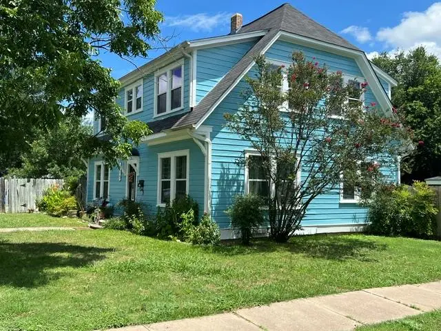 215 W 7th St, Taylor, TX 76574 - #3