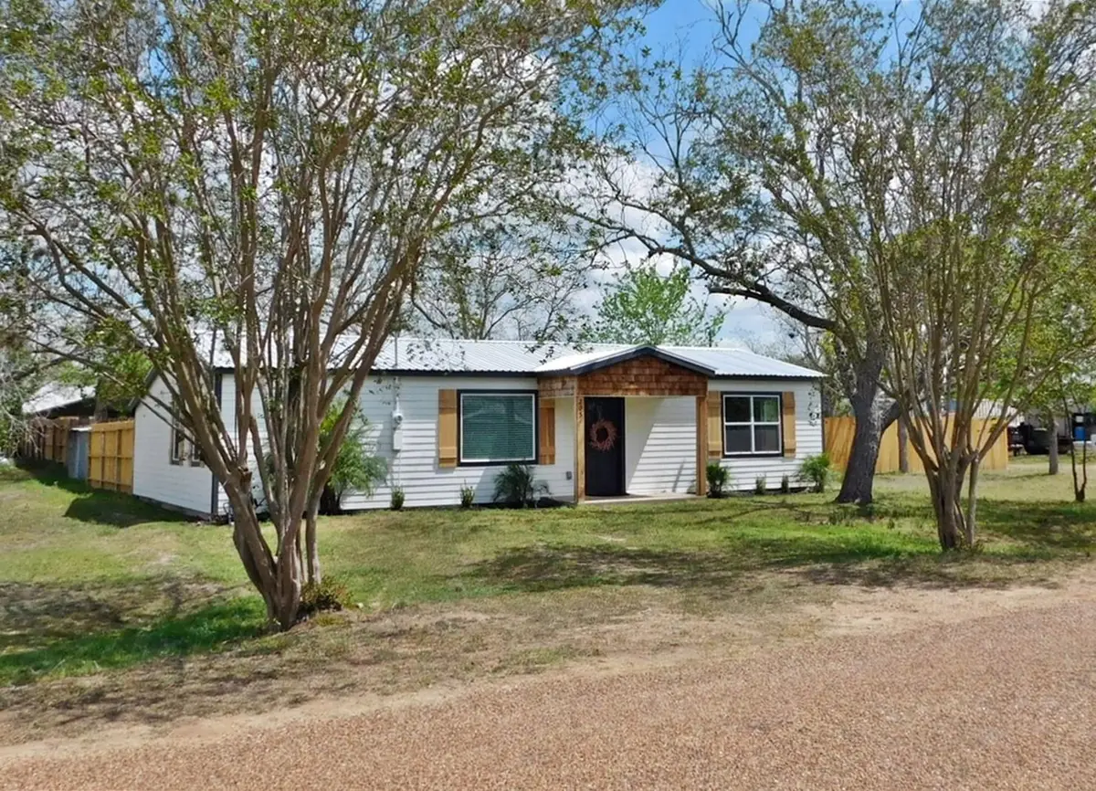 205 E Train St, Ellinger, TX 78938 - #1
