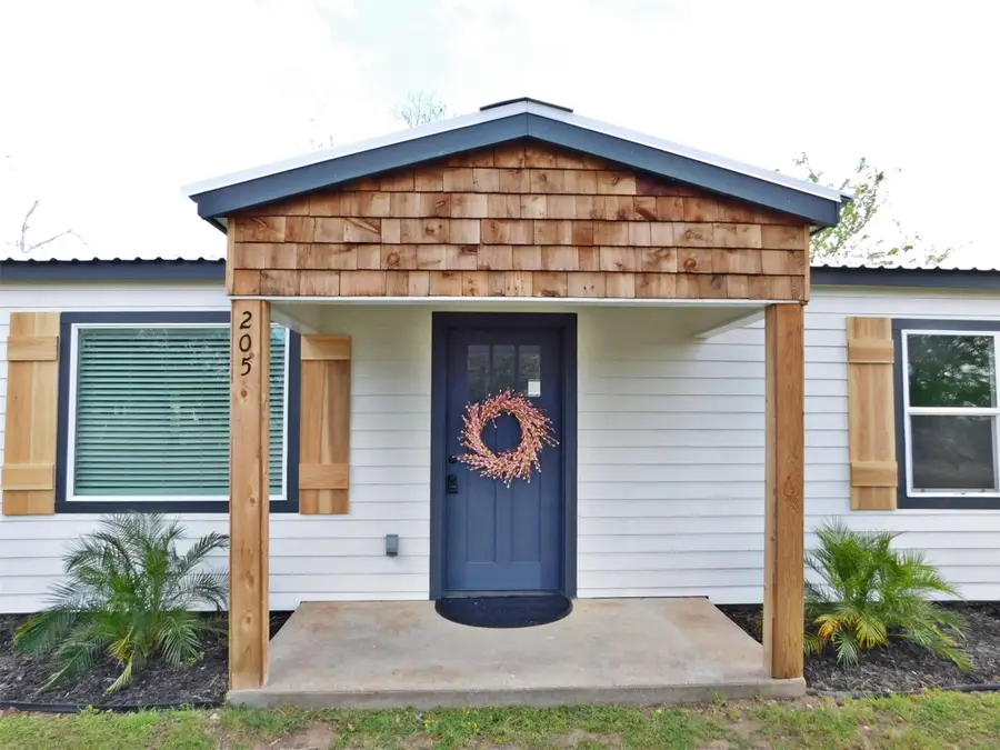 205 E Train St, Ellinger, TX 78938 - #2