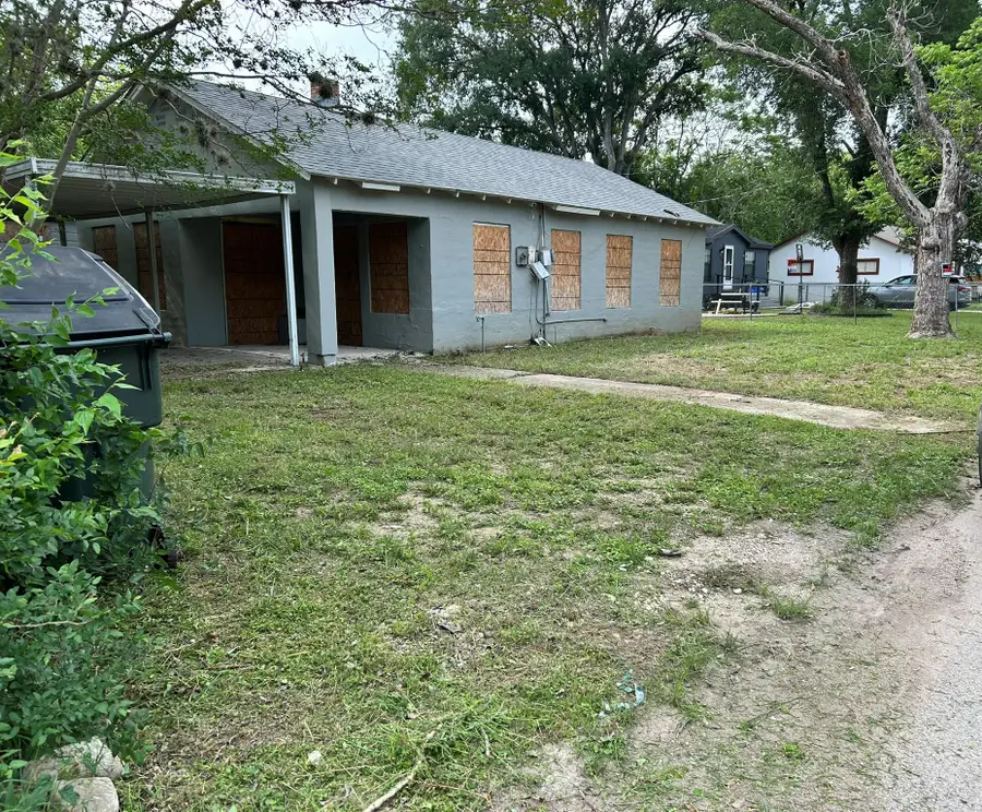 222 N Vaughan Ave, Seguin, TX 78155 - #2