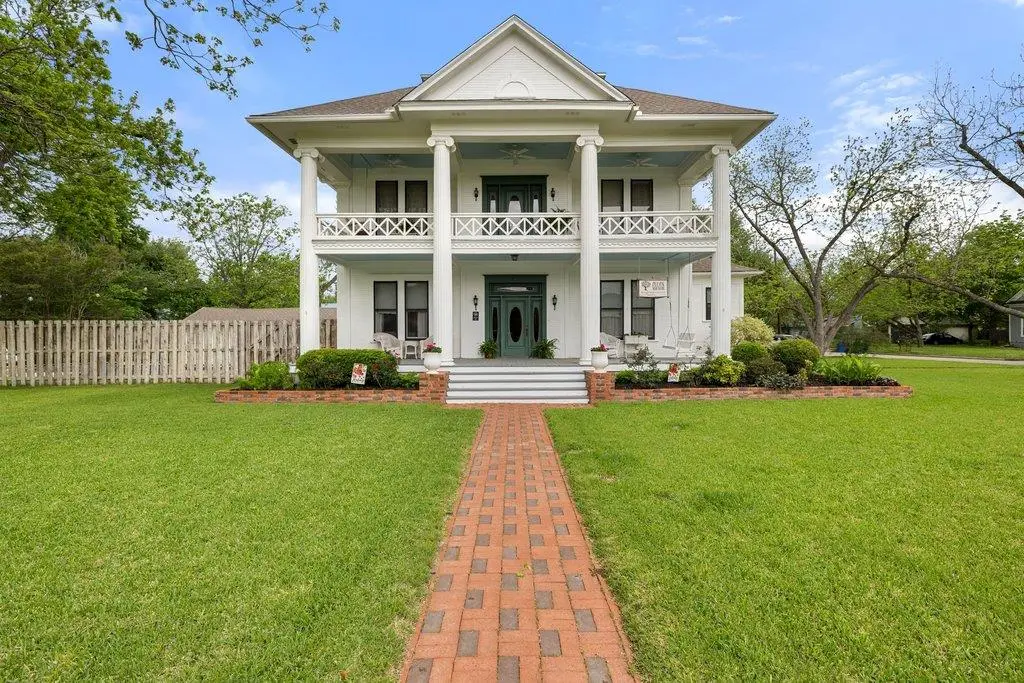 819 Hackberry St, Taylor, TX 76574 - #1