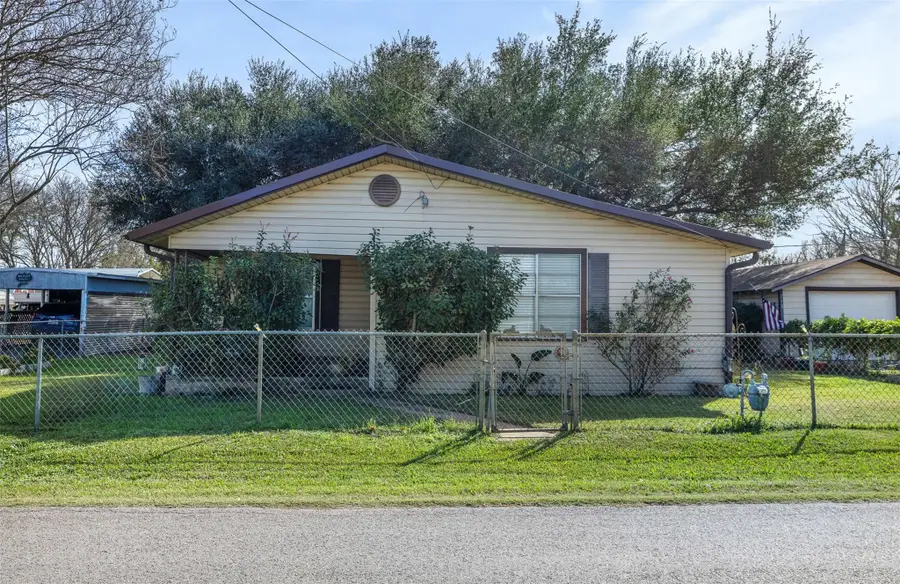 213 Cherry Dr, Lexington, TX 78947 - Image #2