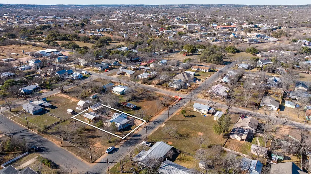 406 S Columbus St, Fredericksburg, TX 78624 - Image #1