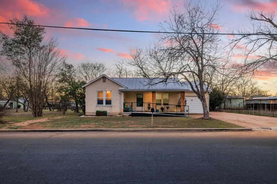 406 S Columbus St, Fredericksburg, TX 78624 - Image #2
