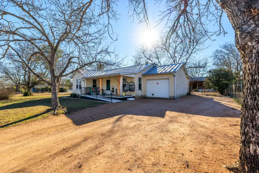 406 S Columbus St, Fredericksburg, TX 78624 - Image #3