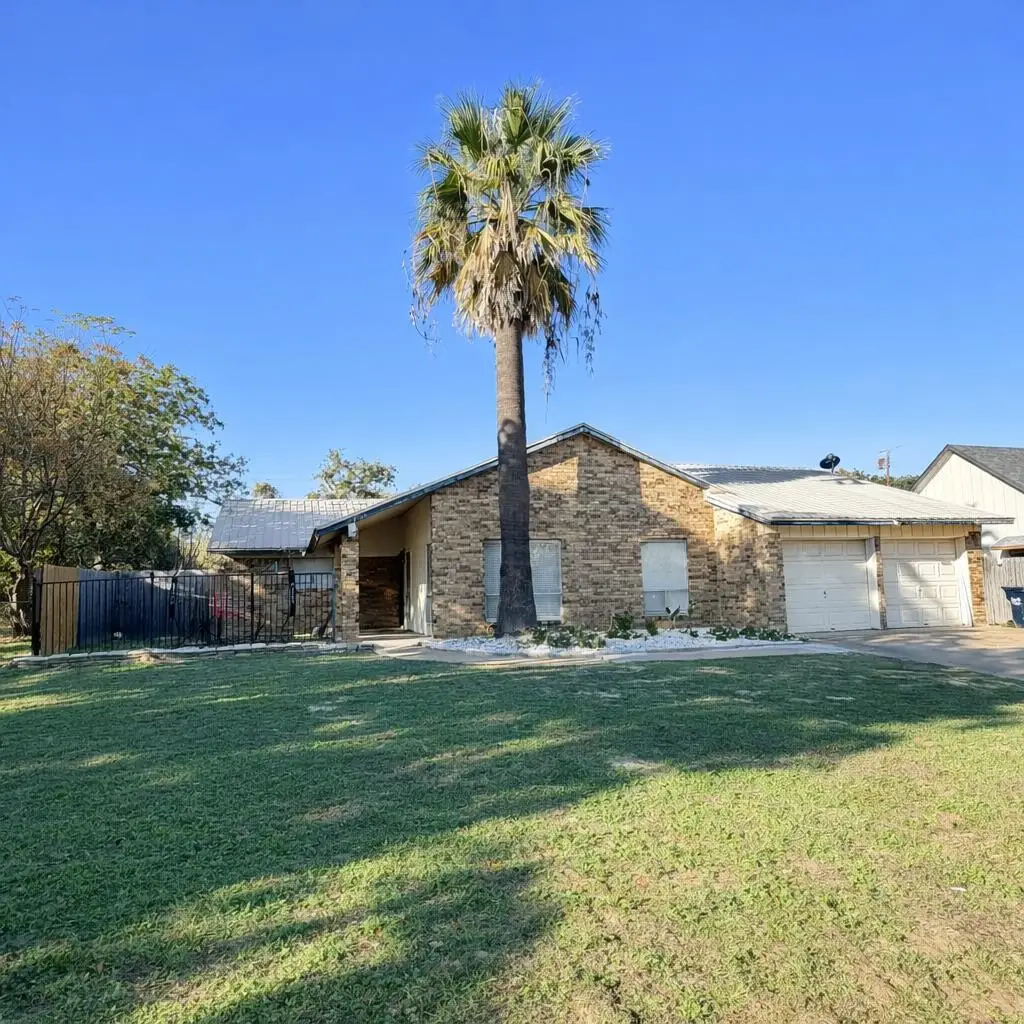 2206 N Murray Ave, Rockdale, TX 76567 - #1