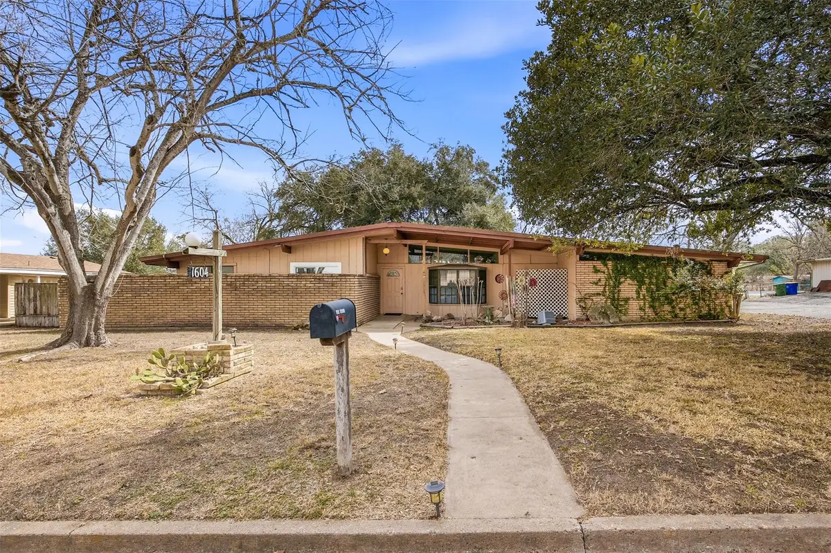 1604 Gardien St, Gonzales, TX 78629 - #1